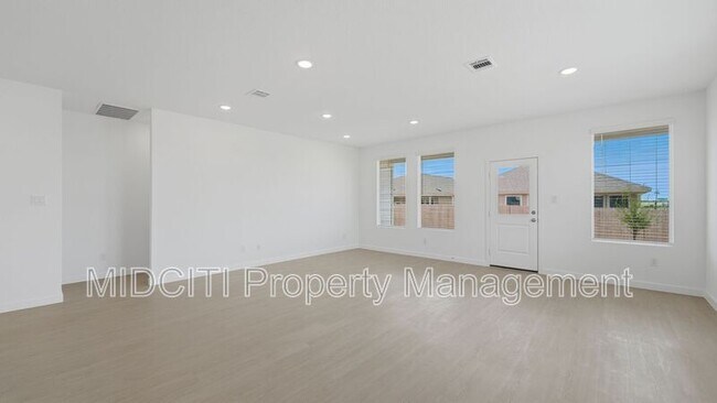 Building Photo - 1304 Apron Trl