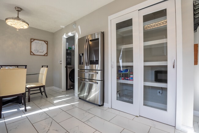 Building Photo - 5464 Daniel Ray Dr