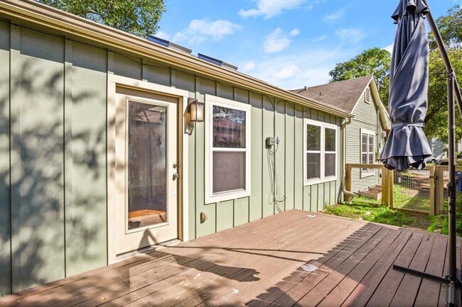 Building Photo - 2110 Oxford Ave