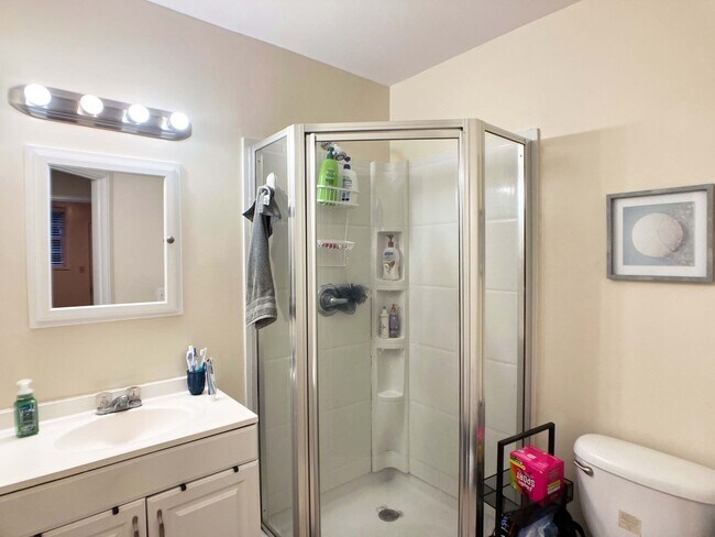 Building Photo - Large 3 Bedroom, 2 Bathroom Home w/ Study ...