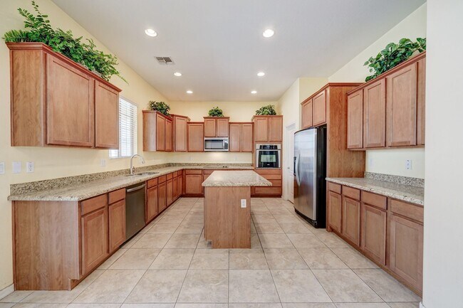 Building Photo - AVAILABLE NOW IN SHAMROCK ESTATES GILBERT!!!