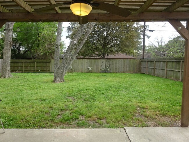 Building Photo - For Lease | 3 Bed, 1 Bath | 1,074 Sq Ft |O...