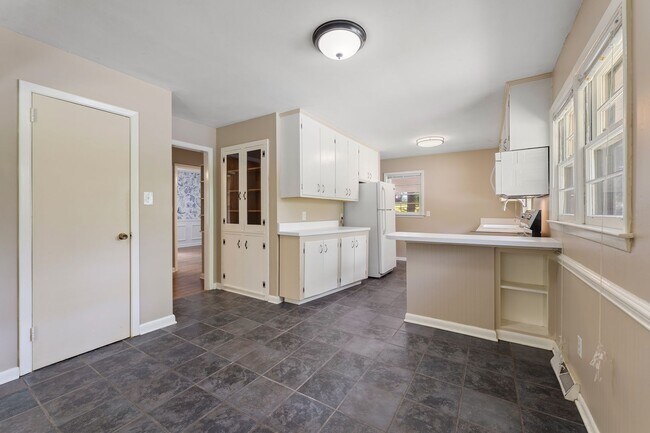Building Photo - Chapel Hill 3 Bed 2 Bath Ranch - Available...