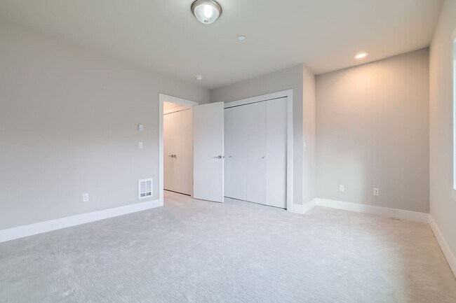 Building Photo - New Construction!  Spacious Modern Townhome in Edmonds.