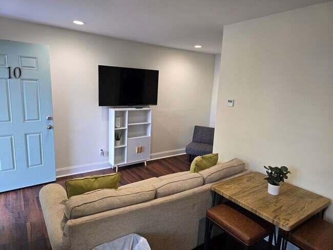 Building Photo - 107 David St