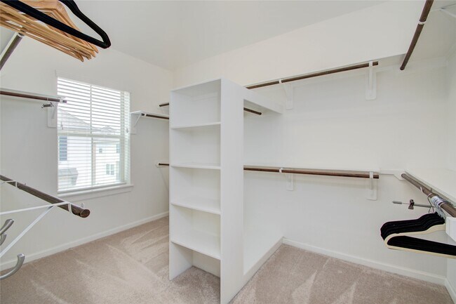 Building Photo - 2015 Royal Landing Dr