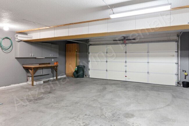 Building Photo - SPACIOUS CONDO WITH POOL