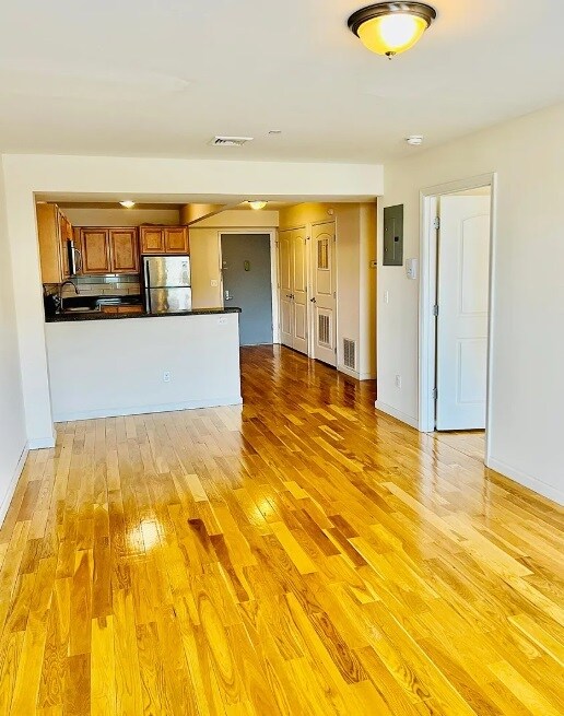 Building Photo - 143 Main St