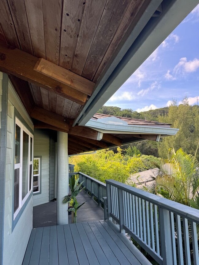 Building Photo - Prime location, large custom home near Wai...