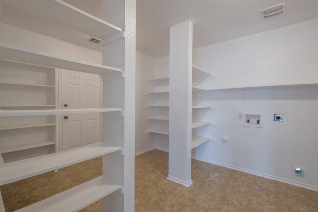Building Photo - Spacious 4-Bedroom Home in Prime Round Roc...