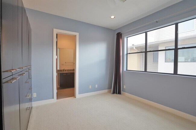 Building Photo - 4611 Austin St