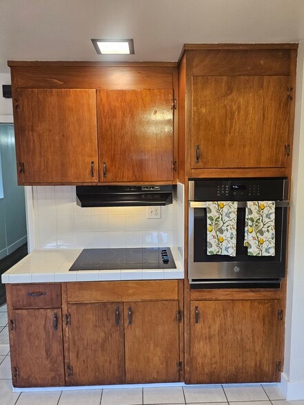 Kitchen - 686 Coakley Dr