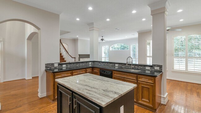 Building Photo - 14918 Plantation Oak Dr