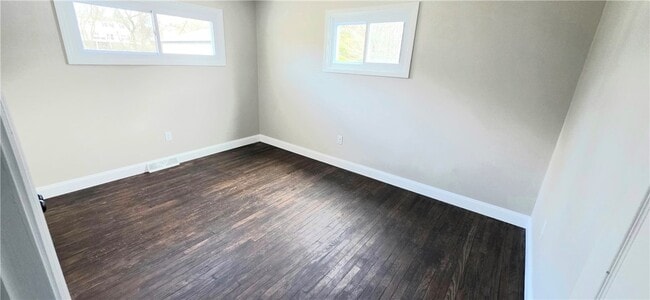 Building Photo - 914 W 2nd St