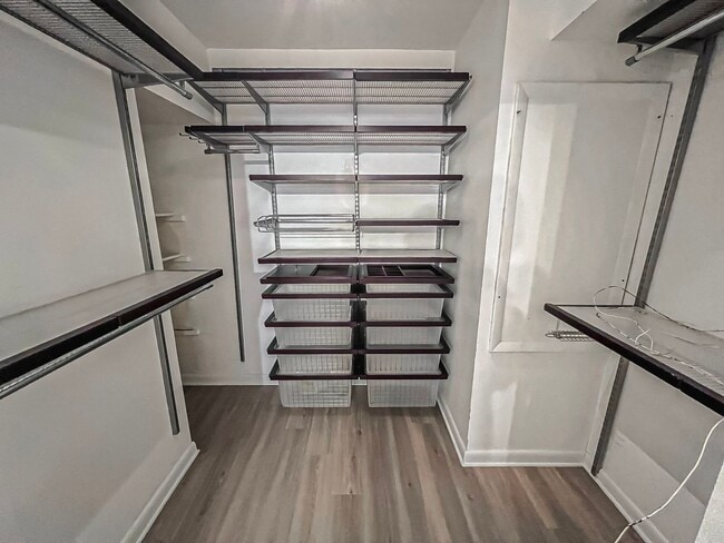 Building Photo - Gorgeous 3 Bedroom 2 Bathroom Unit With Su...