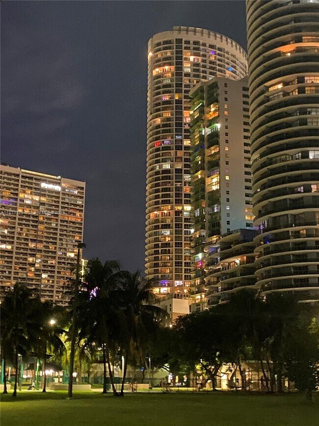 Building Photo - 1750 N Bayshore Dr