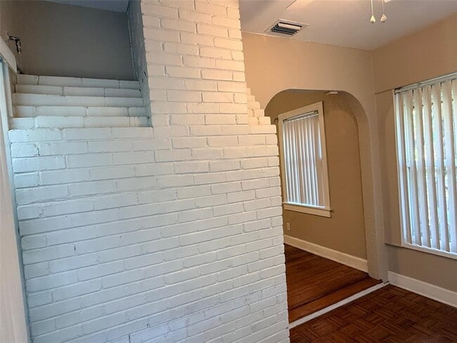 Building Photo - 1908 20th Ave N