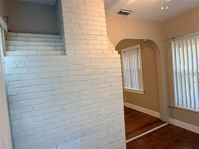 Building Photo - 1908 20th Ave N