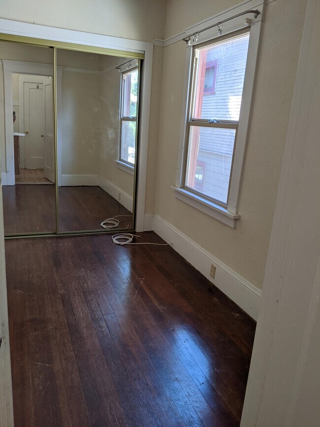 Building Photo - 712 46th St