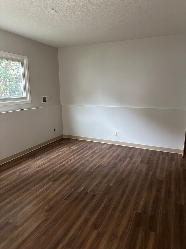 Building Photo - 1 bedroom 1 Bathroom Lower of Level Duplex...