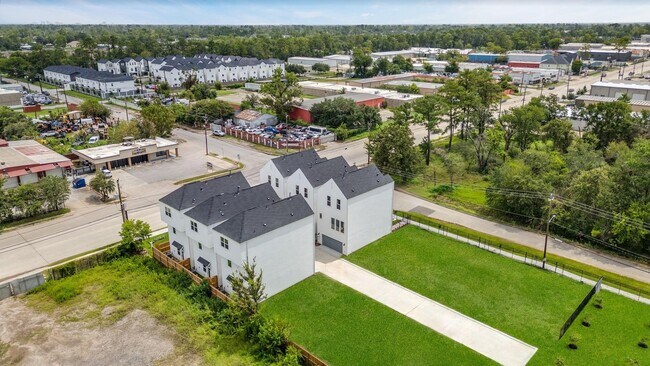 Building Photo - 3905 B Pinemont Dr