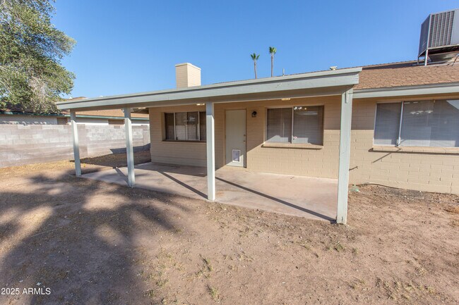 Building Photo - 704 E La Jolla Dr