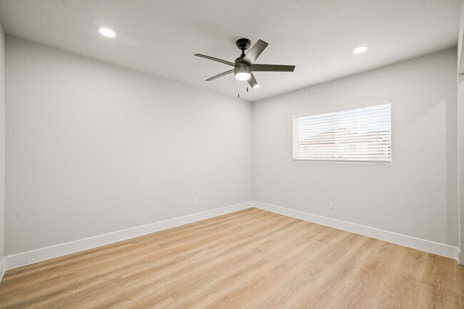 Building Photo - BEAUTIFUL 4 BEDROOM PROPERTY LOCATED IN BU...