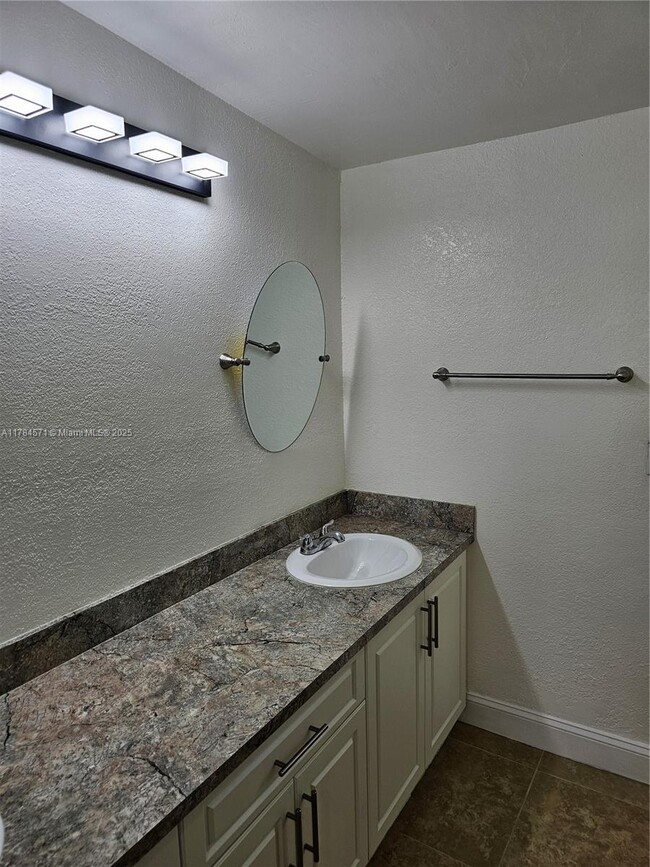 Building Photo - 2631 Gulfstream Dr