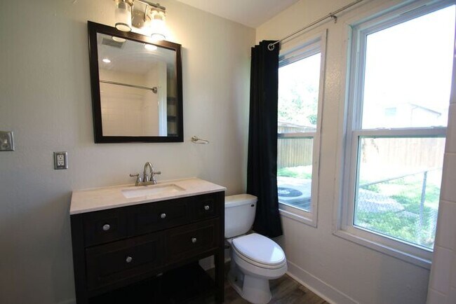 Building Photo - (("Wake Up in a Home YOU Love")) 2/2 STUNNING House Close to Exciting Downtown Fort Worth! An ABS...