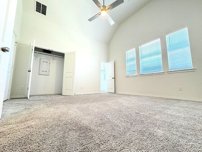 Building Photo - 925 Utica Dr