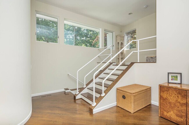 Building Photo - 4 Beechwood Ct