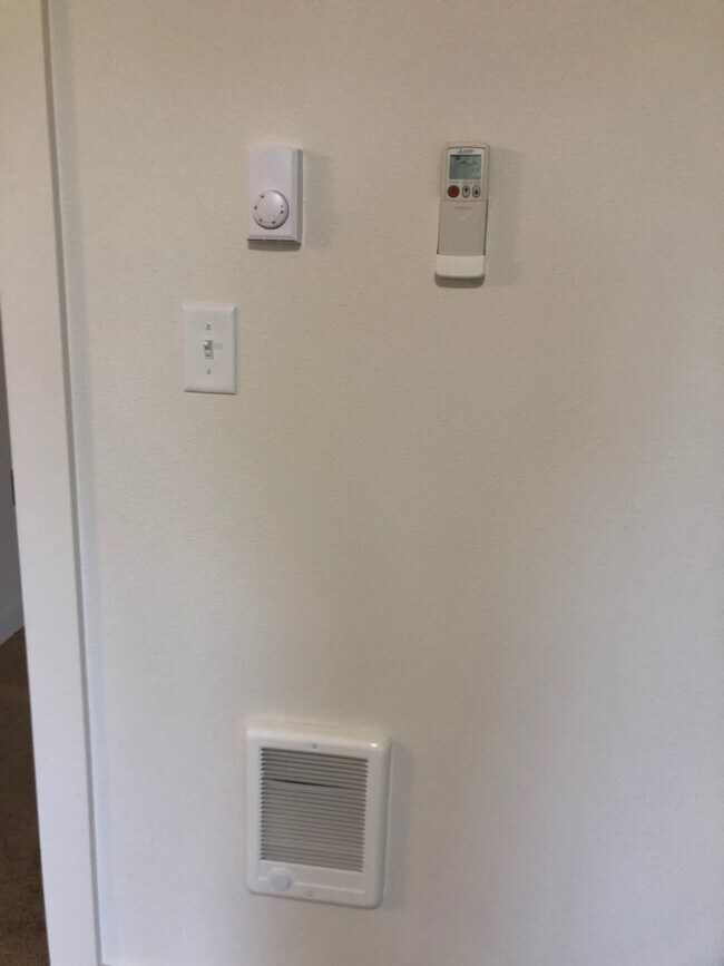 Building Photo - 4.5 Bathrooms ! 4 large bedrooms! Close to CWU