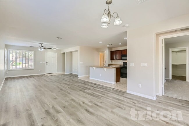 Building Photo - 886 W Desert Hills Dr