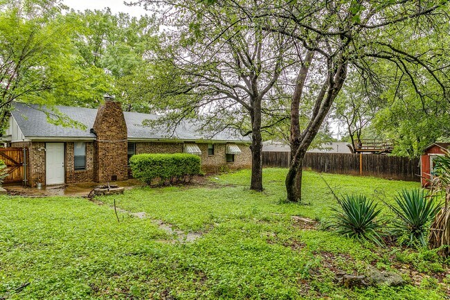 Building Photo - Spacious Home in great location!