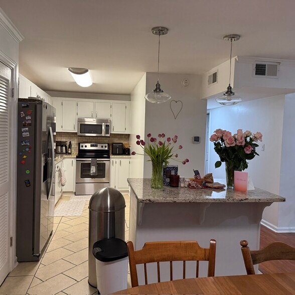 Building Photo - 1004 Woodland Vlg