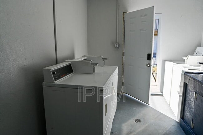 Building Photo - 1141 W Acacia Ave