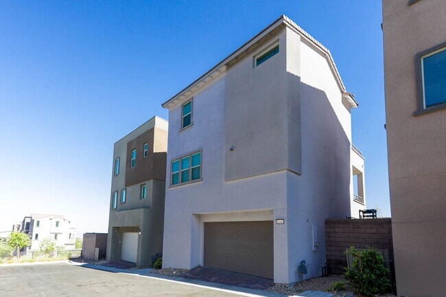 Building Photo - Summerlin Beauty With Bed and Bath On 1st Floor