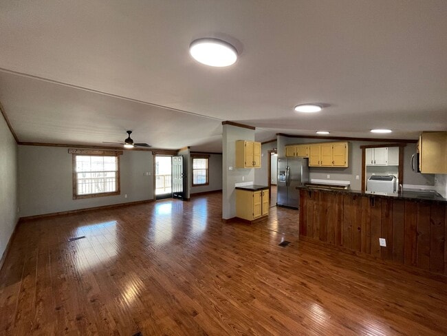 Building Photo - Country with the convenience of city locat...