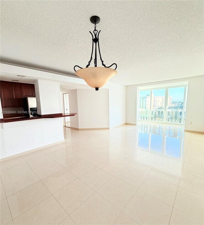 Building Photo - 919 Hillcrest Dr