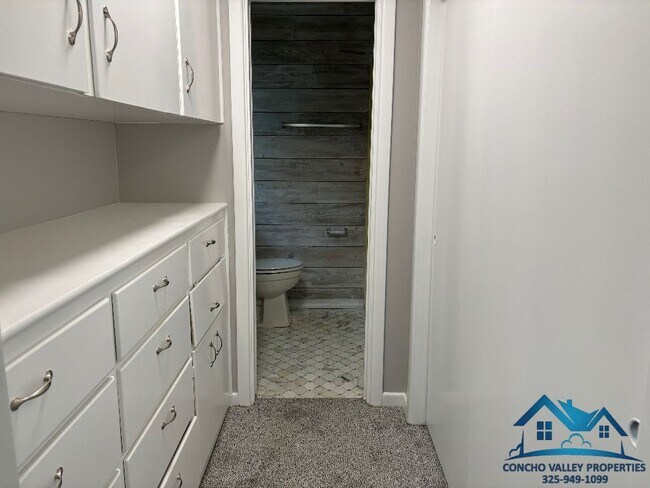 Building Photo - 2661 Oxford Ave