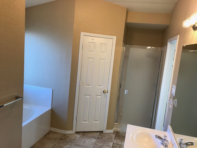 MBath w separated shower/tub - 6524 Cold Water Dr