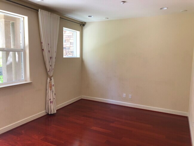 Building Photo - 1252 Water Lily Way