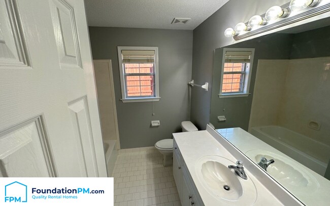 Building Photo - 400 Amundsen Cove