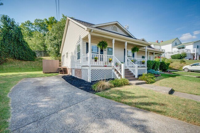Building Photo - 263 Main Street Village Dr