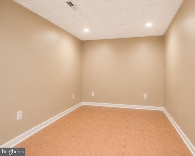 Building Photo - 15 English Oak Cir
