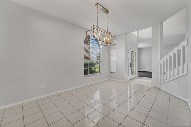 Building Photo - Spacious 6-bedroom, 3-bathroom and pool Tu...