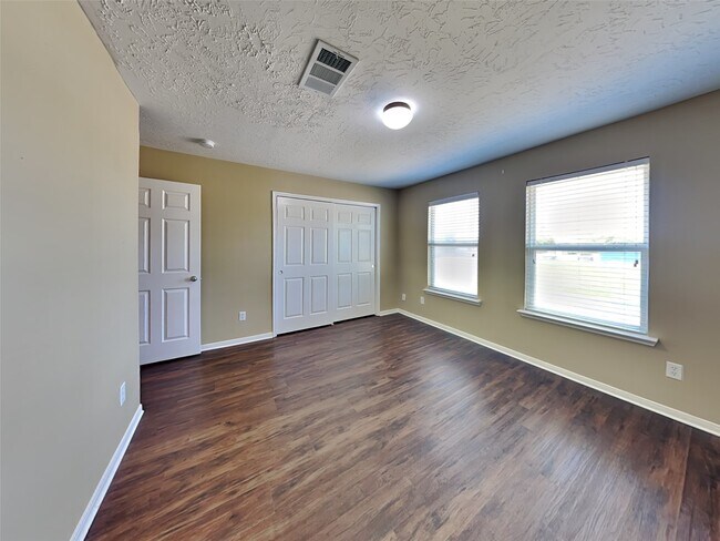 Building Photo - 913 Almond St