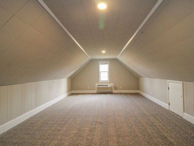 Building Photo - Spacious home!