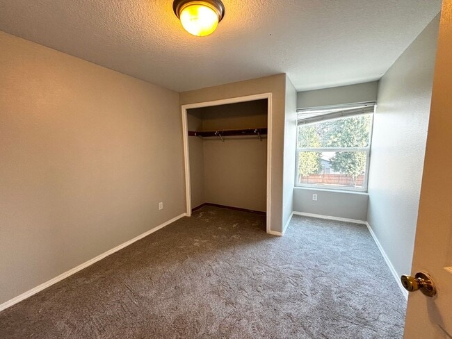 Building Photo - Modern Condo in Gresham near Glendoveer!