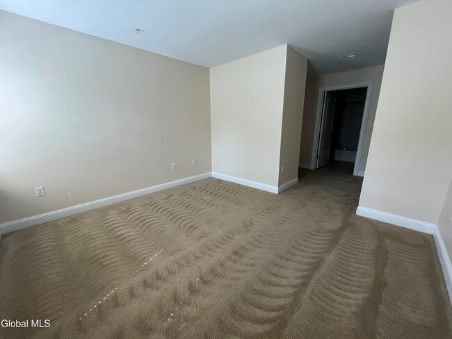 Building Photo - 11 Hampstead Pl